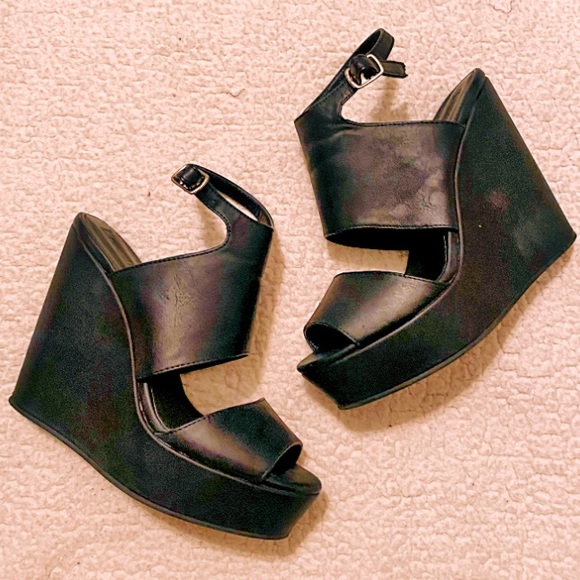 2/$20 black leather tall wedge heels size 8.5 fits more like 7.5 - Picture 1 of 4